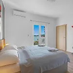 Awesome In With House Sea View Apartman *