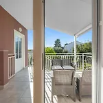 Awesome In With House Sea View Apartman