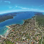 Awesome In With House Sea View Apartman *