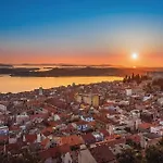 Apartman Awesome In With House Sea View Pirovac