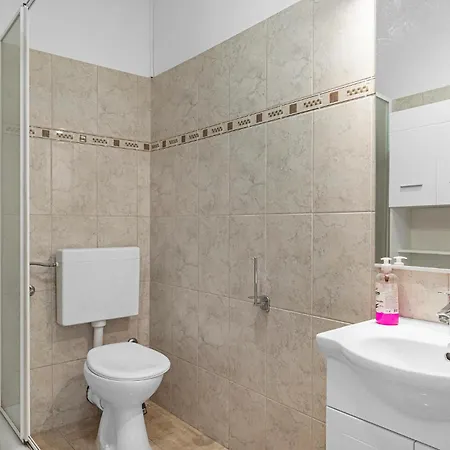 Stunning Apartment In Pirovac With Wifi Appartement *